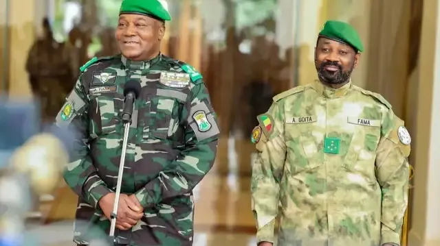 Le Président nigérien Abdourahamane Tiani et son homologue malien Assimi Goita, à Bamako, au Mali, le 30 septembre 2025.