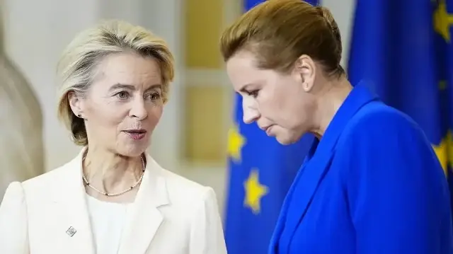 La Première ministre danoise Mette Frederiksen (à droite) accueille la présidente de la Commission européenne Ursula von der Leyen à son arrivée pour assister à une réunion informelle des chefs d'État et de gouvernement de l'UE au palais de Christiansborg à Copenhague, le 1er octobre 2025. 