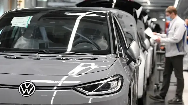 Après Volkswagen, Mercedes, Renault, Peugeot-Citroën, Nissan et Ford sont à leur tour poursuivis dans le scandale des moteurs diesel truqués.