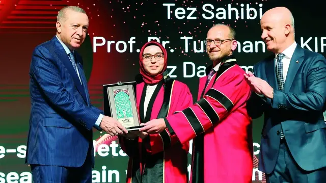 Cumhurbaşkanı Erdoğan, bireysel, kurumsal, özel alan ve özel ödül olmak üzere 4 ayrı kategoride düzenlenen YÖK Üstün Başarı Ödülleri’ni sahiplerine tevdi etti.