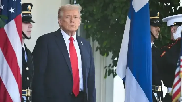 Le président américain Donald Trump attend l'arrivée du président finlandais Alexander Stubb et du Premier ministre Petteri Orpo à l'aile ouest de la Maison Blanche à Washington, DC, le 9 octobre 2025.