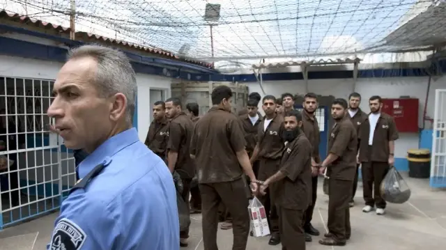 حكومة الاحتلال تنشر أسماء فلسطينيين لإطلاق سراحهم و"إعلام الأسرى" ينفي التوصل لاتفاق 
