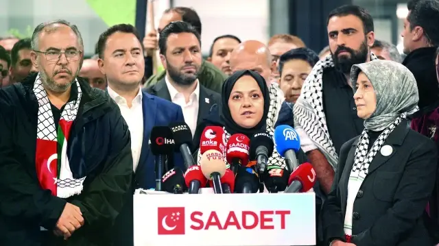 İsrail askerlerinin tekme-tokat saldırıp başları eğik ve elleri arkadan bağlı halde saatlerce diz üstü beklettiği aktivistlere zorla İsrail'e sevgi ifadeleri söyletmeye çalıştığı kaydedildi.