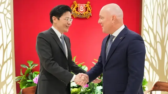 Le Premier ministre néo-zélandais Christopher Luxon et son homologue singapourien Lawrence Wong à Auckland.