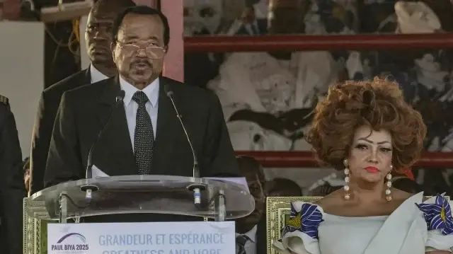 Le président camerounais Paul Biya, âgé de 82 ans, a fait une apparition lors d'un rassemblement électoral à Maroua alors que la campagne bat son plein en vue des élections du 12 octobre qui détermineront qui lui succédera. Au total, 12 candidats ont été autorisés à se présenter à la présidence, y compris M. Biya. Le président sortant ne s'est pas adressé directement à ses concitoyens depuis le 13 juillet, date à laquelle il a annoncé sa candidature sur la plateforme de médias sociaux X.