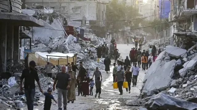 إعلام عبري: سيُسمح بعودة الفلسطينيين من الخارج لغزة بعد وضع آلية مع مصر 
