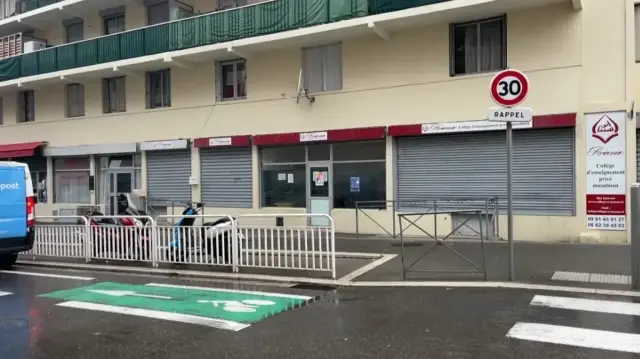 La presse rapporte que l’établissement, géré par une association liée à l’Union des musulmans des Alpes-Maritimes (Umam), affirme chercher à se mettre en conformité avec toutes les exigences réglementaires.
