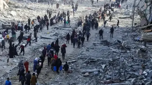 آلاف النازحين الفلسطينيين يبدؤون العودة إلى مدينة غزة