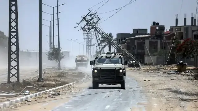 اسرائیلی میڈیا کے مطابق غزہ معاہدے کے تحت اسرائیل نے اپنی فوجیوں کو ایک حد یا لائن تک پیچھے بلانا شروع کر دی ہیں۔
