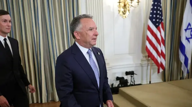 :Steve Witkoff (à droite), envoyé spécial des États-Unis au Moyen-Orient, et Jared Kushner, gendre et conseiller du président Donald Trump, arrivent pour une conférence de presse conjointe entre le président américain Donald Trump et le Premier ministre israélien Benjamin Netanyahu dans la salle à manger d'État de la Maison Blanche, le 29 septembre 2025 à Washington, DC.