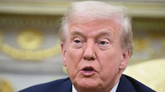 Le président américain Donald Trump s'exprime lors d'une rencontre avec le président finlandais Alexander Stubb dans le bureau ovale de la Maison Blanche à Washington, DC, le 9 octobre 2025.