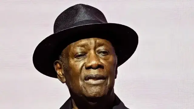 Le président ivoirien Alassane Ouattara prononce un discours lors de la cérémonie d'ouverture de la campagne de commercialisation du café et du cacao 2025-2026 au Parc des expositions d'Abidjan, le 1er octobre 2025. 