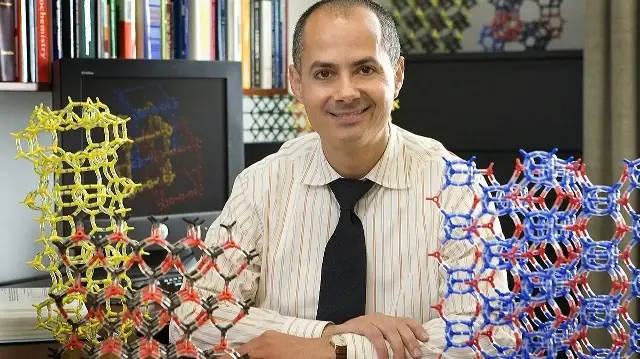 Récompensé pour ses travaux sur les matériaux capables d’extraire l’eau de l’air, Omar M. Yaghi offre une réponse innovante à la crise mondiale de l’eau.