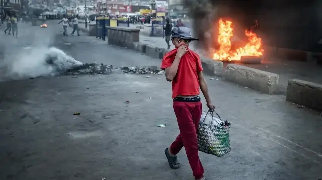 Des manifestants ont défilé dans la capitale malgache le 9 octobre 2025, où la police a tiré des gaz lacrymogènes pour tenter de disperser la nouvelle manifestation antigouvernementale menée par un mouvement de jeunes qui a débuté il y a deux semaines.