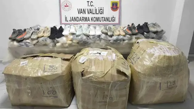 Ele geçirilen gümrük kaçağı malzemeler. 