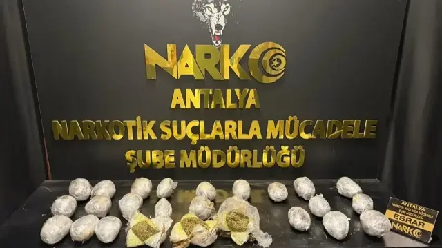 Antalya'da düzenlenen uyuşturucu operasyonunda 3 şüpheli gözaltına alındı. Yapılan aramada, 9 kilo 300 gram esrar ve uyuşturucu ticaretinden elde edildiği değerlendirilen bir miktar para ele geçirildi.