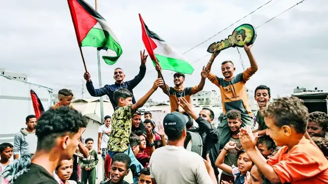 Aylardır bombardıman ve açlıkla boğuşan Gazzeliler, ateşkesin duyurulmasıyla sokaklarda kutlama yaptı. Filistinli gazeteci Saleh Aljafarawi’nin, gece saatlerinde sağlanan ateşkesi sokak sokak dolaşıp, "Savaş bitti, ateşkes sağlandı!" şeklinde ilan etmesi dikkat çekti.