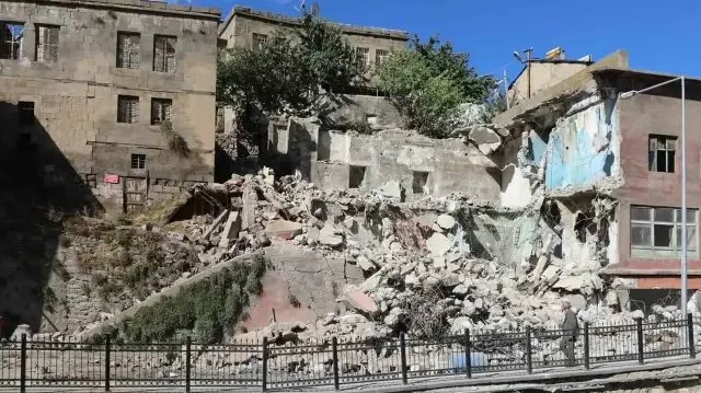 BİTLİS KENT MERKEZİNDE UZUN SÜREDİR KULLANILMAYAN VE ÇEVRE GÜVENLİĞİ AÇISINDAN RİSK OLUŞTURAN METRUK BİNA, BİTLİS BELEDİSİ EKİPLERİ TARAFINDAN KONTROLLÜ BİR ŞEKİLDE YIKILIYOR.