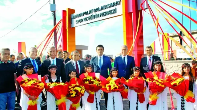 Günlük 1000’in üzerinde ziyaretçiyi ağırlayabilecek kapasitedeki tesisin 800 metrekarelik kapalı alanında sporcu soyunma odaları, kafeterya, etüt odaları, eğitmen ve müzik odaları, teknoloji atölyesi, misafirhane ve çok amaçlı sanat salonu bulunuyor.