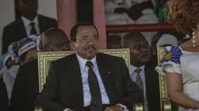 Le président camerounais sortant Paul Biya observe un rassemblement électoral à Maroua le 7 octobre 2025. Au total, 12 candidats ont été autorisés à se présenter à la présidence, dont Biya.