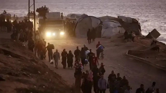 Gaza Ceasefire Holds as Displaced Palestinians Begin Returning Home