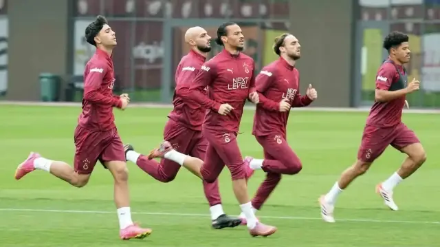 Galatasaraylı futbolcular maçın hazırlıklarını yaptığı idmanla sürdürdü.