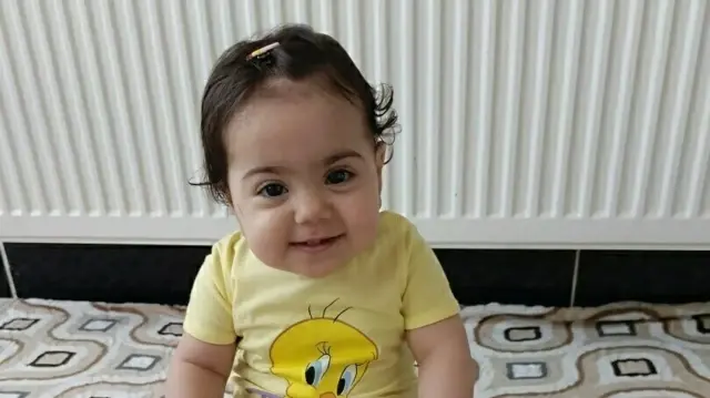 Bornova ilçesinde oturan Halil Gönültaş-Gülşah Gönültaş çiftinin üç sağlıklı çocuğunun ardından 17 Temmuz 2024'te dünyaya gelen kızları Esma Gönültaş'a, 7 günlükken topuğundan alınan kanla SMA Tip 1 teşhisi konuldu.