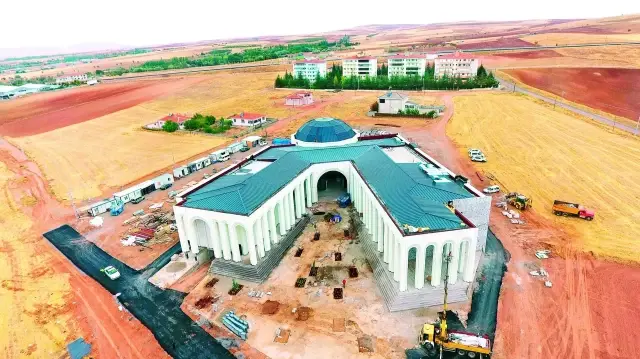 Cem salonunun üzeri 12 imamı temsil edecek şekilde 12 köşeli olacak. Cem salonunda sönmeyen ateş ve su figürü yer alacak.