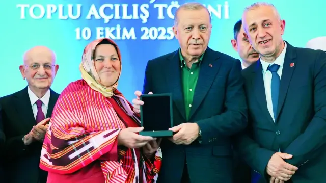 Cumhurbaşkanı Erdoğan, yapımı tamamlanan afet konutlarında hak kazanan 3 aileye evlerinin anahtarlarını teslim etti.