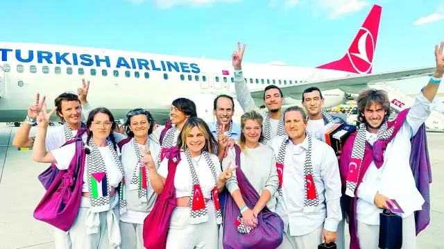 Apronda TBMM Türkiye-Filistin Parlamentolar Arası Dostluk Grubu Başkanı ve İstanbul Milletvekili Hasan Turan ve beraberindekilerce çiçeklerle karşılanan aktivistler, otobüsle havalimanı önüne götürüldü.