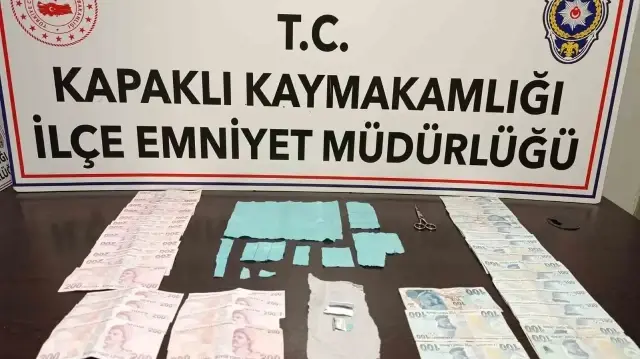 Tekirdağ'da yapılan operasyonda 14 parça halinde 4 bin 348 kullanımlık uyuşturucu madde emdirilmiş peçete, 1.63 gram uyarıcı madde, 17 adet hap ve 5 adet cep telefonu ele geçirildi.