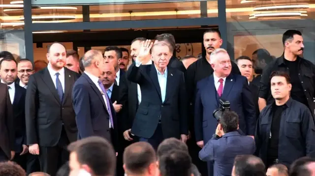 Le président Recep Tayyip Erdoğan a déclaré à Rize : "Le gouvernement israélien doit respecter son engagement. Il doit mettre fin à ses politiques agressives qui menacent la sécurité de ses propres citoyens ainsi que celle de toute la région. L'acheminement de l'aide humanitaire vers Gaza ne doit rencontrer aucun obstacle. La solution à deux États est la clé d'une paix durable dans notre région."