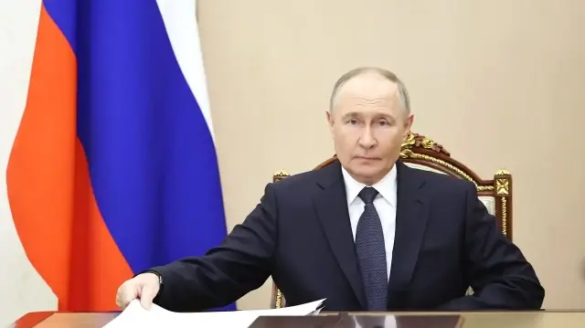 Le président russe Vladimir Poutine apporuvant, par décret la composition de la délégation de son pays, qui a engagé des pourparlers directs avec l'Ukraine à Istanbul, le 15 mai 2025.
