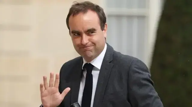 Selon un communiqué publié par l'Élysée, le président français Emmanuel Macron a renommé Sébastien Lecornu au poste de Premier ministre après sa démission le lendemain de la formation du nouveau gouvernement le 5 octobre, et l'a chargé de former à nouveau le gouvernement.