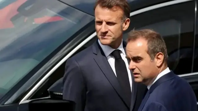 Fransa Cumhurbaşkanı Emmanuel Macron ile Eski Fransa Başbakanı Sebastien Lecornu