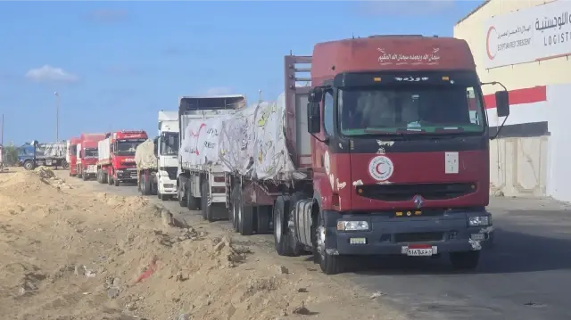 Des camions humanitaires attendent pour entrer à Gaza.