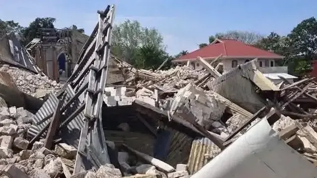 Vue des bâtiments effondrés à la suite d'un séisme de magnitude 7,5 qui a frappé certaines parties de la région de Davao, déclenchant des alertes au tsunami, à Davao Oriental, aux Philippines, le 10 octobre 2025.