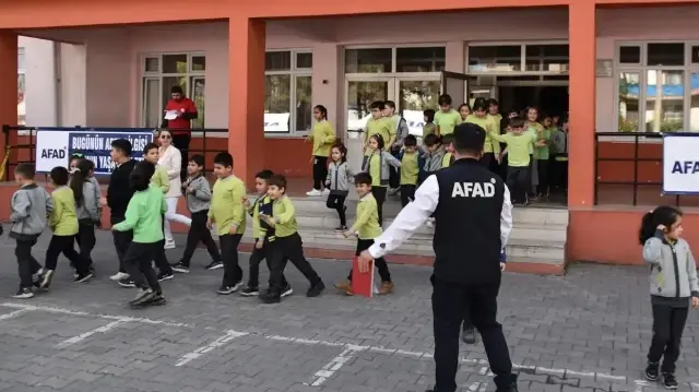 Bakanlıkça belirlenen "Afetler ve Dayanıklılık Ayı" kapsamında 13 Ekim Uluslararası Afet Risklerinin Azaltılması Günü'nde uygulanacak tatbikatlarla, öğrencilerde afetlere karşı hazırlık bilincinin güçlendirilmesi hedefleniyor