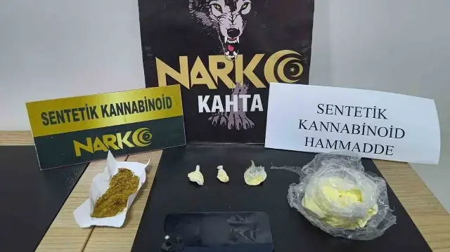 Yürütülen uyuşturucu operasyonları kapsamında 3 bin 689 adet sentetik ecza hap, 15,5 gram esrar, 738,44 gram sentetik kannabinoid, 70,59 gram metamfetamin, 0,65 gram skunk ve 1 adet captagon hap ele geçirildi.