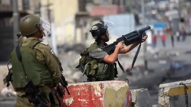 الضفة.. الاحتلال الإسرائيلي يصيب فلسطينيا ويعتقل آخرين