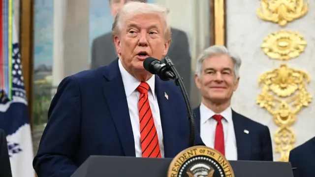 Le président américain Donald Trump entre dans le bureau ovale de la Maison Blanche pour faire une annonce sur le prix des médicaments à Washington, DC, le 10 octobre 2025. 