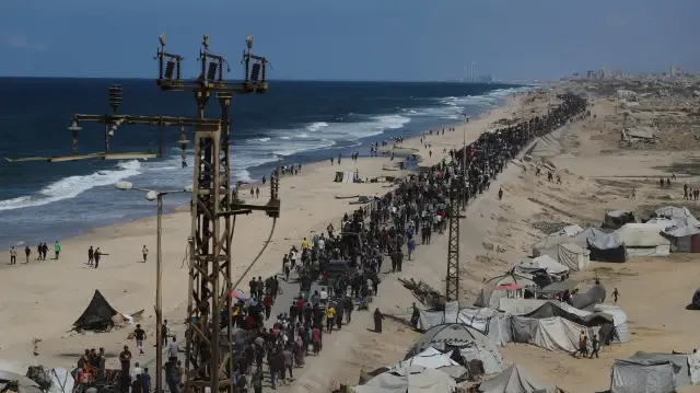 Des milliers de Palestiniens marchent le long de la route Salah al-Din, qui relie le centre et le sud de Gaza au nord, transportant leurs biens alors qu'ils se dirigent vers le nord à la suite du nouvel accord de cessez-le-feu entre Israël et le groupe palestinien Hamas à Gaza, le 10 octobre 2025.
