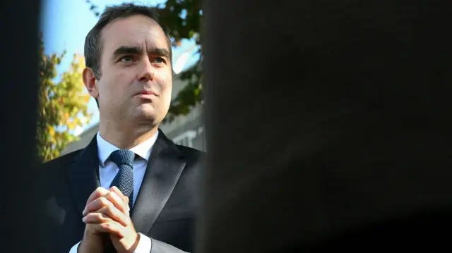 Le Premier ministre français Sébastien Lecornu s'adresse aux journalistes après une visite au commissariat de police de L'Hay-les-Roses, dans la banlieue sud de Paris, le 11 octobre 2025. 
