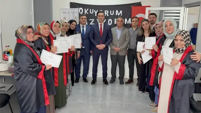 Mardin'de okuma yazma kursunu tamamlayıp, cübbe giyip mezun oldular