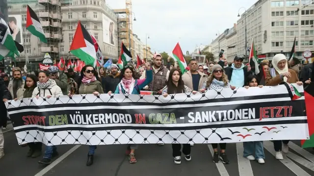 Ellerinde Filistin bayrakları taşıyan göstericiler, "İsrail'i boykot edin", "Avrupa finanse ediyor, İsrail bombalıyor" sloganları attı.