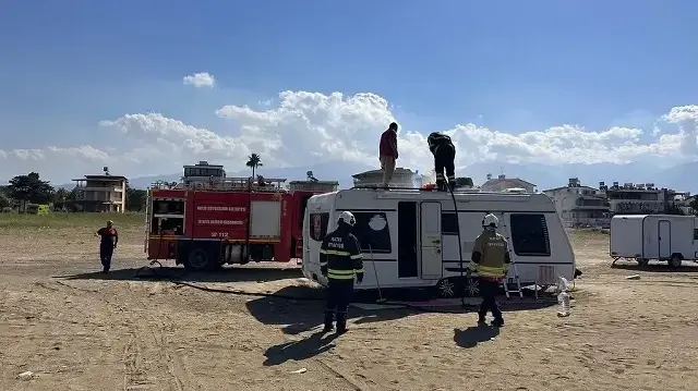 HATAY'DA PARK HALİNDEKİ KARAVANDA ÇIKAN YANGIN, BÜYÜMEDEN İTFAİYE EKİPLERİ TARAFINDAN SÖNDÜRÜLDÜ.