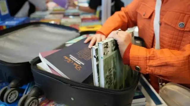 ULUSLARARASI 15. KOCAELİ KİTAP FUARI, BU YIL YALNIZCA KİTAPLARLA DEĞİL, VALİZ SESLERİYLE DE YANKILANIYOR. KİTAPSEVERLER, FUARA ARTIK ÇANTA DEĞİL, VALİZLE GELİYOR.