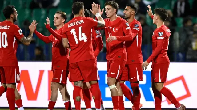 L'attaquant turc n° 11 Kenan Yildiz célèbre son but lors du match de qualification pour la Coupe du monde de football 2026 entre la Bulgarie et la Türkiye, disputé au stade national Vasil Levski de Sofia, le 11 octobre 2025. 

