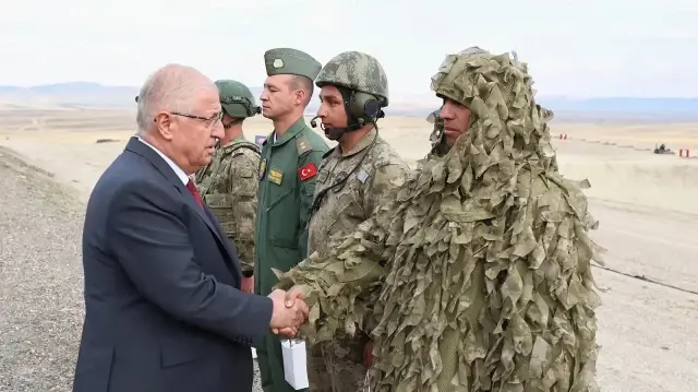 وزير الدفاع التركي: لن نسمح لأي تنظيم إرهابي أن يتجذر بأراضي جيراننا