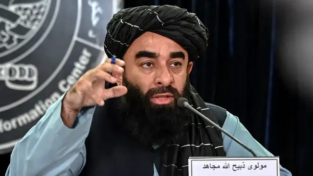 Le porte-parole du gouvernement taliban, Zabihullah Mujahid, s'exprime lors d'une conférence de presse à Kaboul, le 12 octobre 2025. Les principaux postes-frontières entre le Pakistan et l'Afghanistan ont été fermés le 12 octobre après que de violents affrontements ont éclaté pendant la nuit, suite aux accusations des talibans selon lesquelles Islamabad aurait mené des frappes aériennes cette semaine, ont déclaré des responsables. 